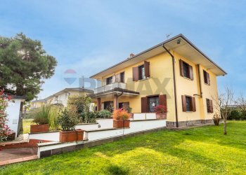 Casa all\'aperto - Villa Via Ugo Foscolo
 
21, Cerro al Lambro - foto 1