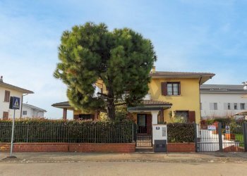 Casa all\'aperto - Villa Via Ugo Foscolo
 
21, Cerro al Lambro - foto 8