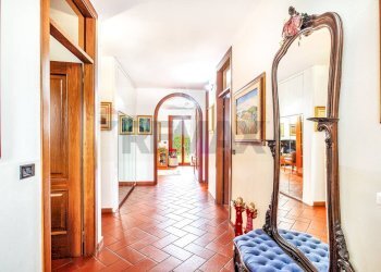 Hall / corridoio - Villa Via Ugo Foscolo
 
21, Cerro al Lambro - foto 9