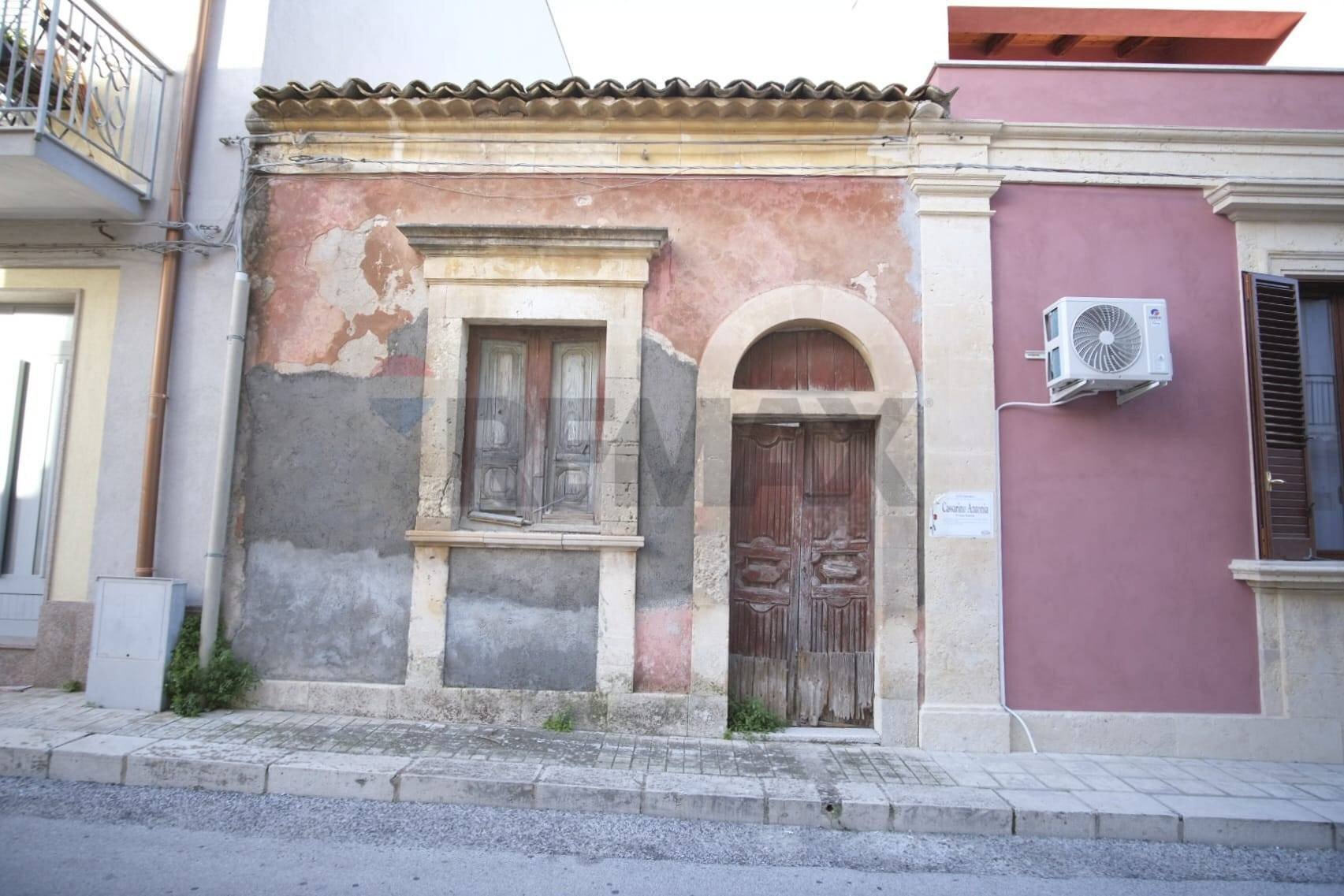 Edificio all\'aperto - Casa indipendente via Agostino De Pretis
 
64, Canicattini Bagni - foto 1