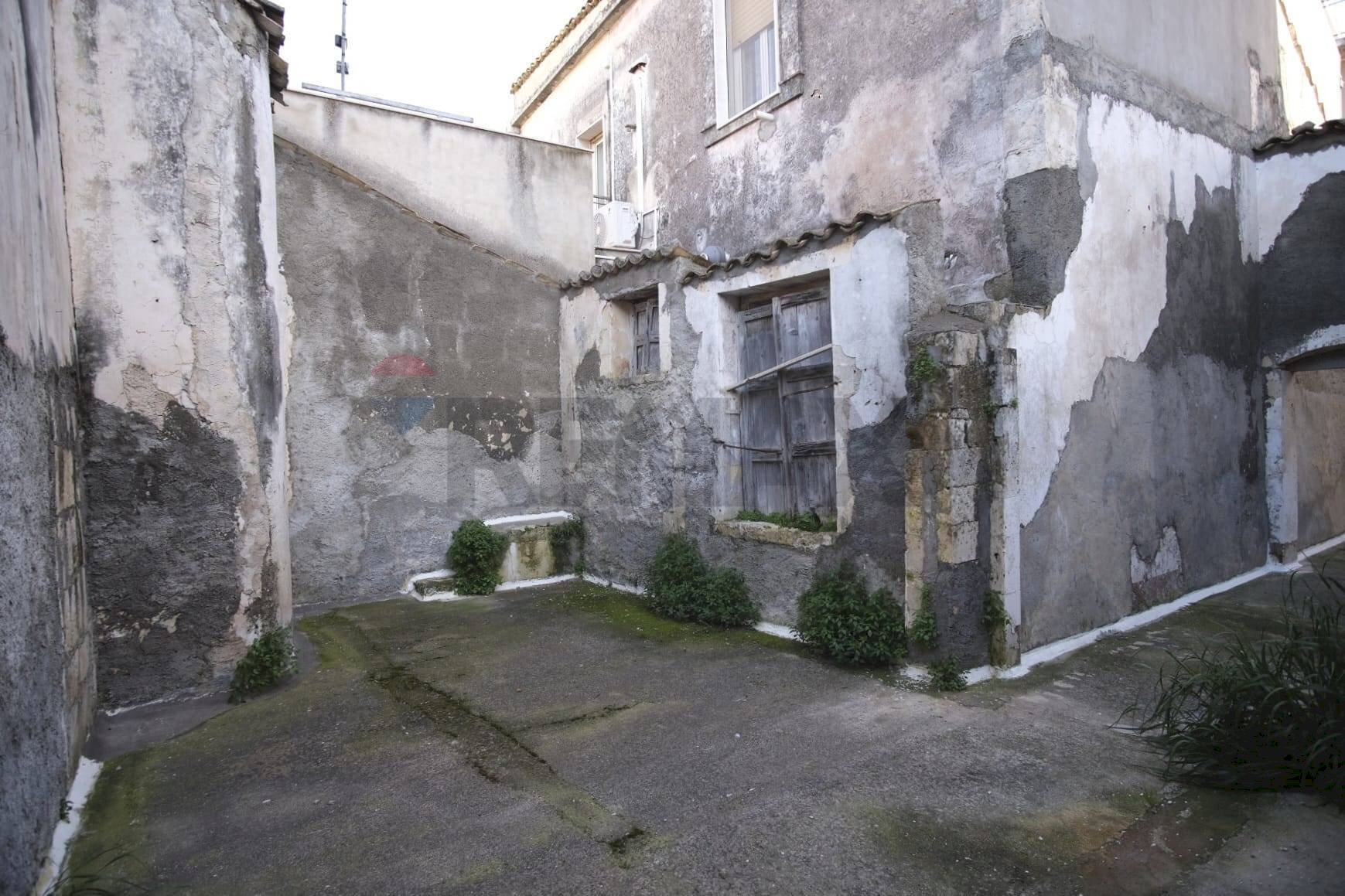 Edificio all\'aperto - Casa indipendente via Agostino De Pretis
64, Canicattini Bagni - foto 2