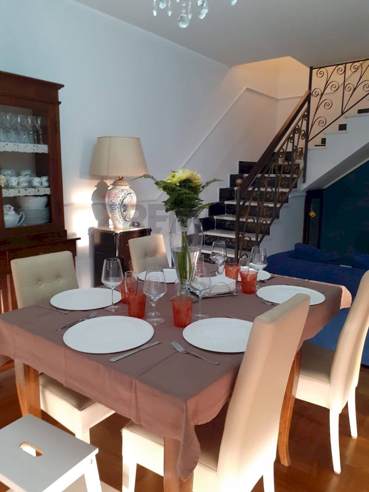 Sala da pranzo - Semi-detached house contrada bongiovanni
 
20, Augusta - photo 2