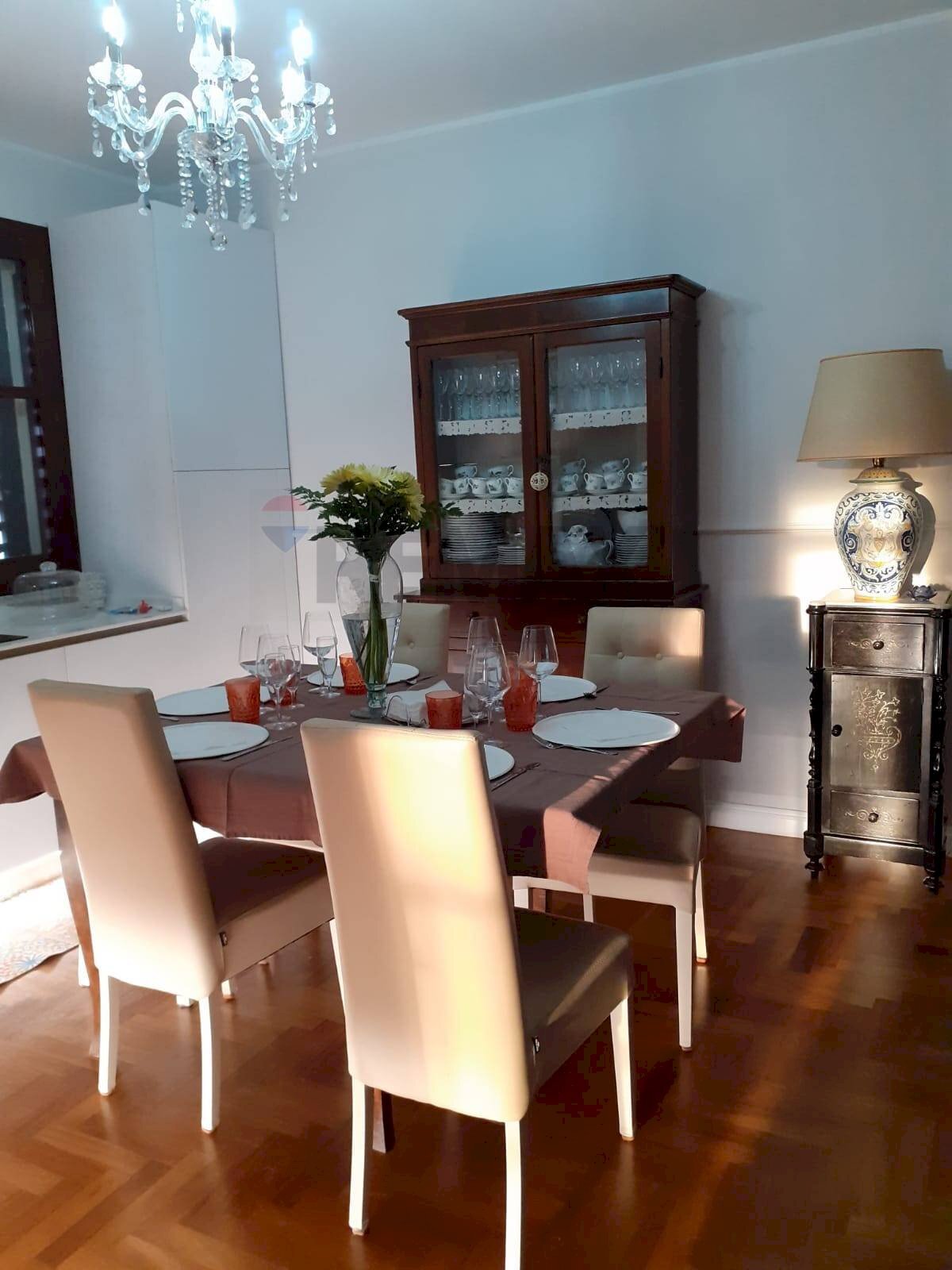 Sala da pranzo - Semi-detached house contrada bongiovanni
 
20, Augusta - photo 3