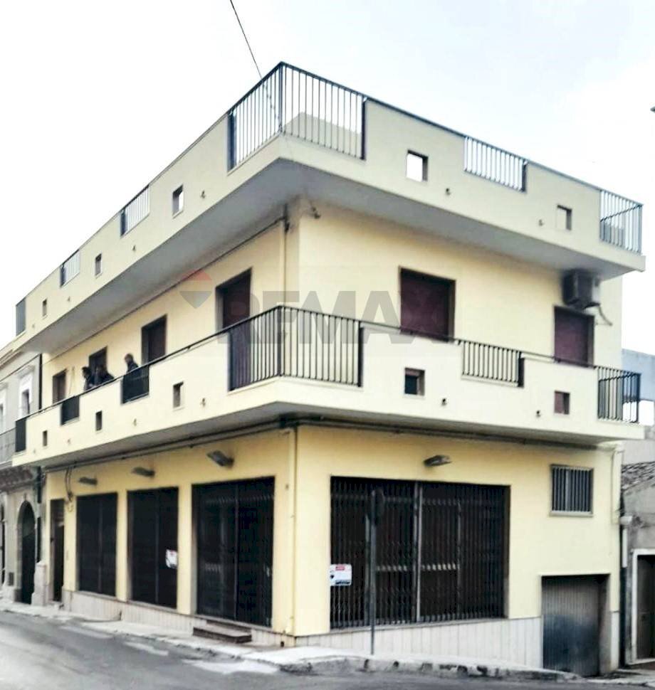 Edificio all\'aperto - Locale Commerciale via Libertà
 
111, Pachino - foto 1