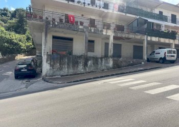 Esterno - Box Via San Giovanni
 
7/9/11, Melilli - foto 2