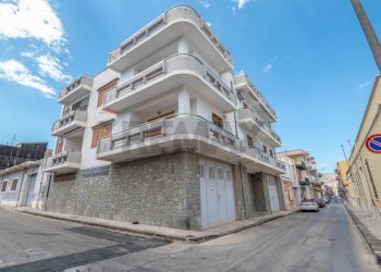 Edificio all\'aperto - Casa semi indipendente Via Archimede
 
13, Solarino - foto 1