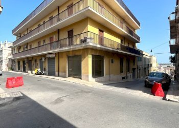 Edificio all\'aperto - Locale Commerciale Via Ferrucci 117, Pachino - foto 1