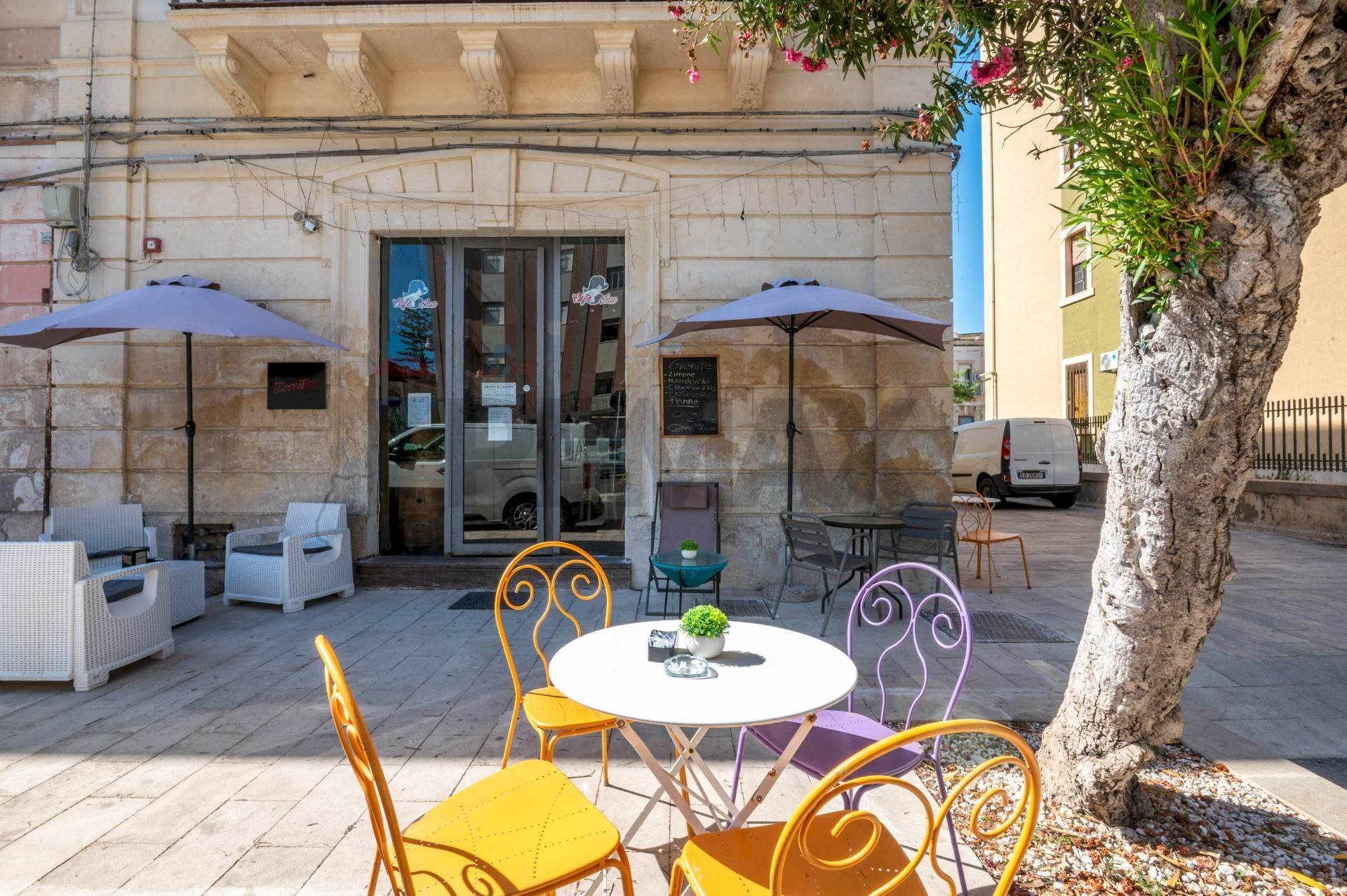 Edificio all\'aperto - Bar Tavola Calda - Fredda armando diaz
 
33/A, Siracusa - foto 1