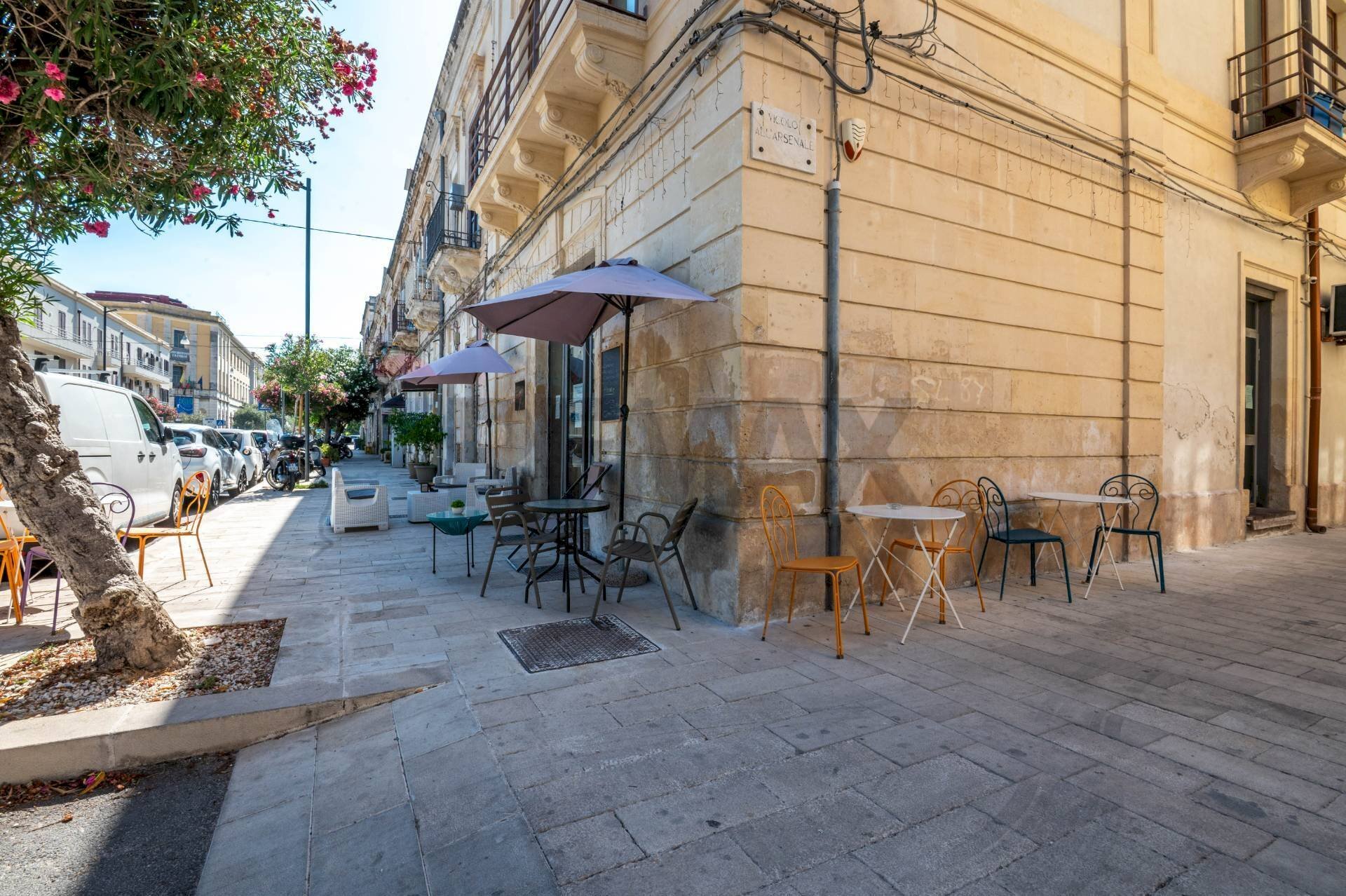 Edificio all\'aperto - Bar Tavola Calda - Fredda armando diaz
 
33/A, Siracusa - foto 2