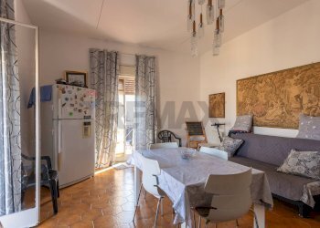 Sala da pranzo - Bilocale Via San Martino della Battaglia
 
15, Priolo Gargallo - foto 8