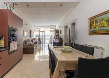 Sala da pranzo - Casa semi indipendente Via Riviera Dionisio il Grande
 
140, Siracusa - foto 34