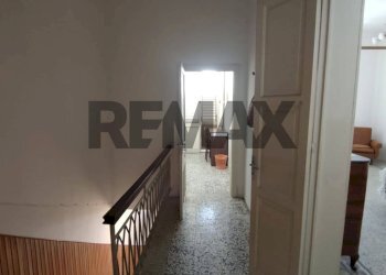 Hall / corridoio - Quadrilocale Via Martiri delle Ardeatine
 
15, Solarino - foto 7