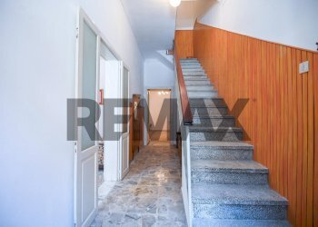 Scale - Four-room apartment Via Martiri delle Ardeatine
 
15, Solarino - photo 5