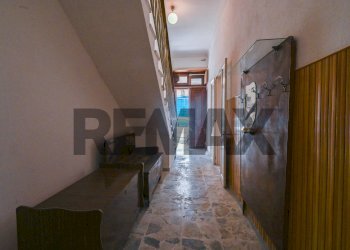 Hall / corridoio - Four-room apartment Via Martiri delle Ardeatine
 
15, Solarino - photo 11