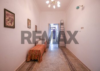 Hall / corridoio - Four-room apartment Via Martiri delle Ardeatine
 
15, Solarino - photo 13