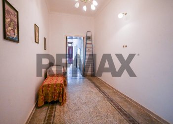 Hall / corridoio - Four-room apartment Via Martiri delle Ardeatine
 
15, Solarino - photo 18