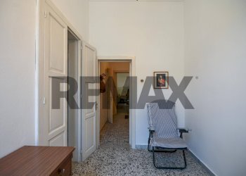 Hall / corridoio - Four-room apartment Via Martiri delle Ardeatine
 
15, Solarino - photo 29