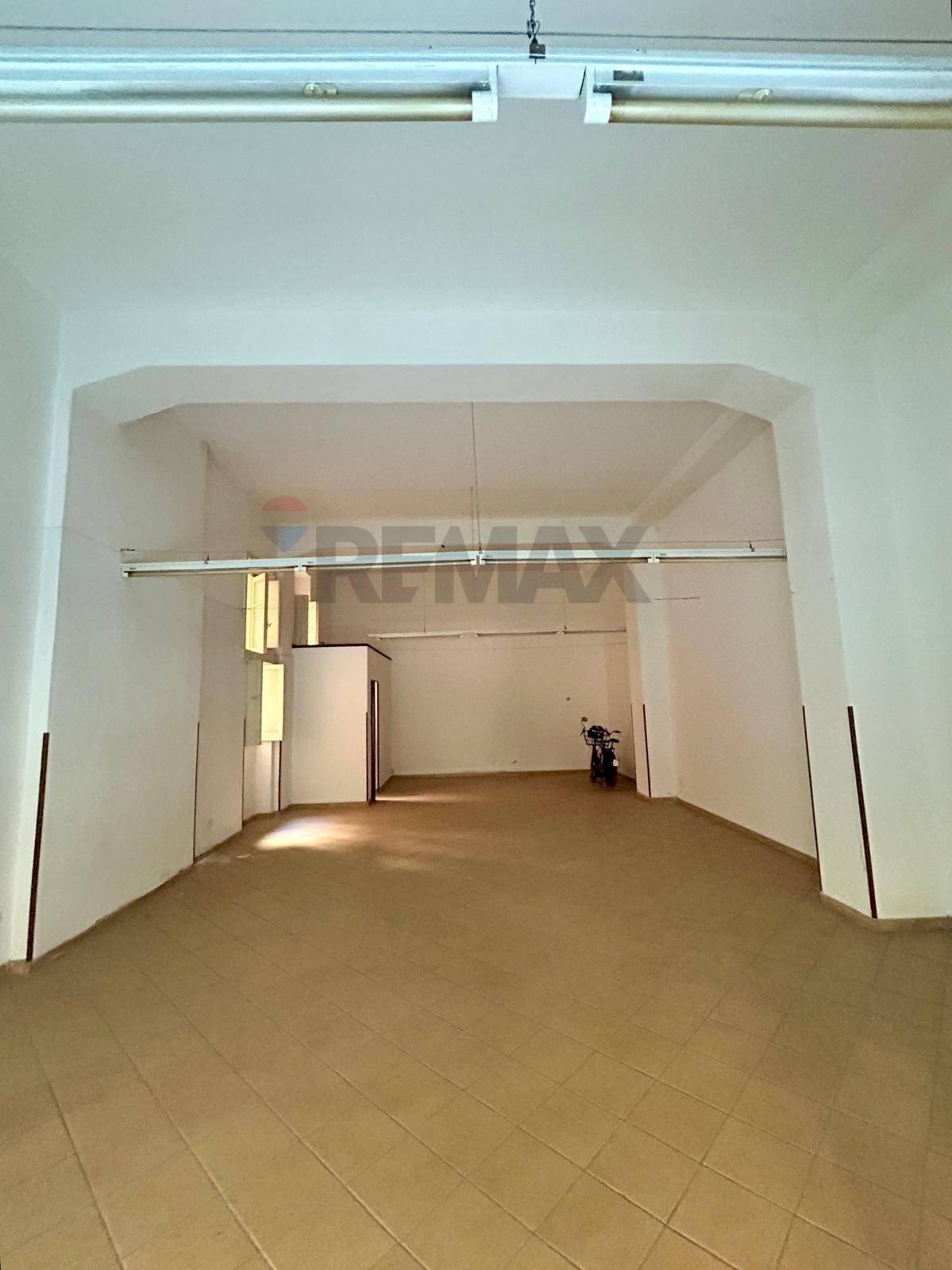 Stanza vuota - Locale Commerciale VIALE ZECCHINO
 
87, Siracusa - foto 1