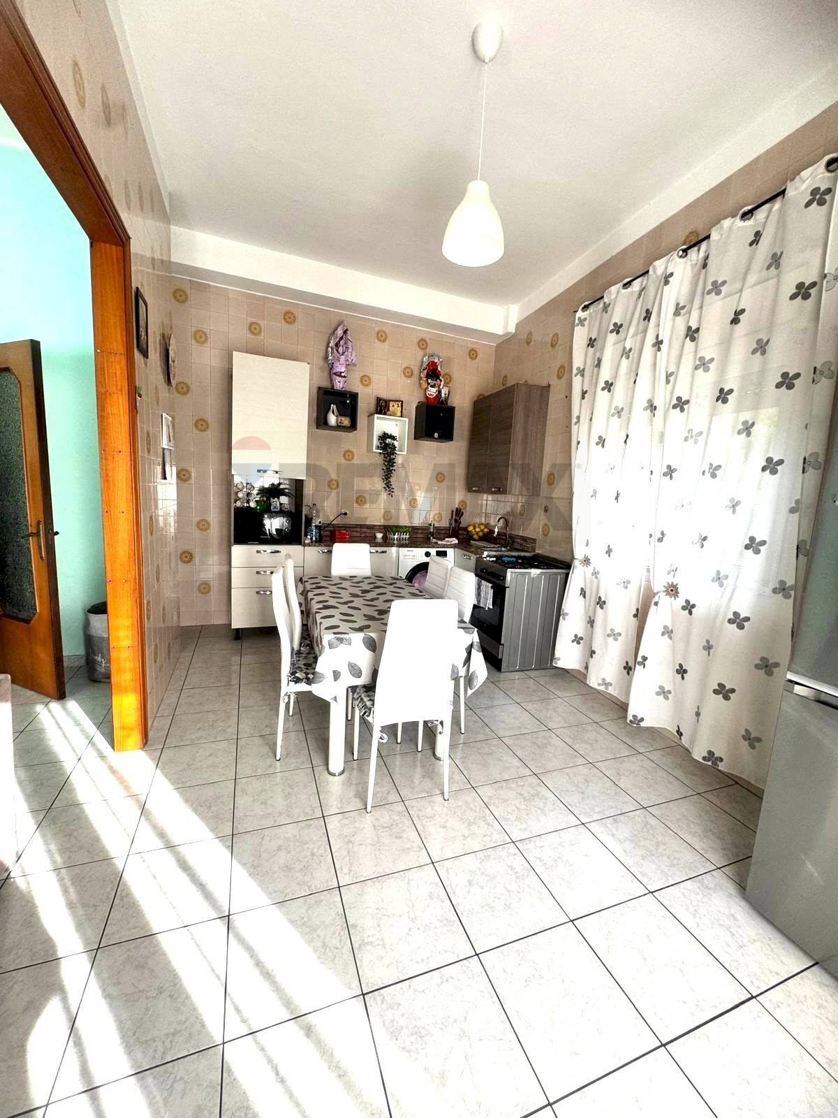 Sala da pranzo - Quadrilocale via Nazario Sauro
 
36, Lentini - foto 3