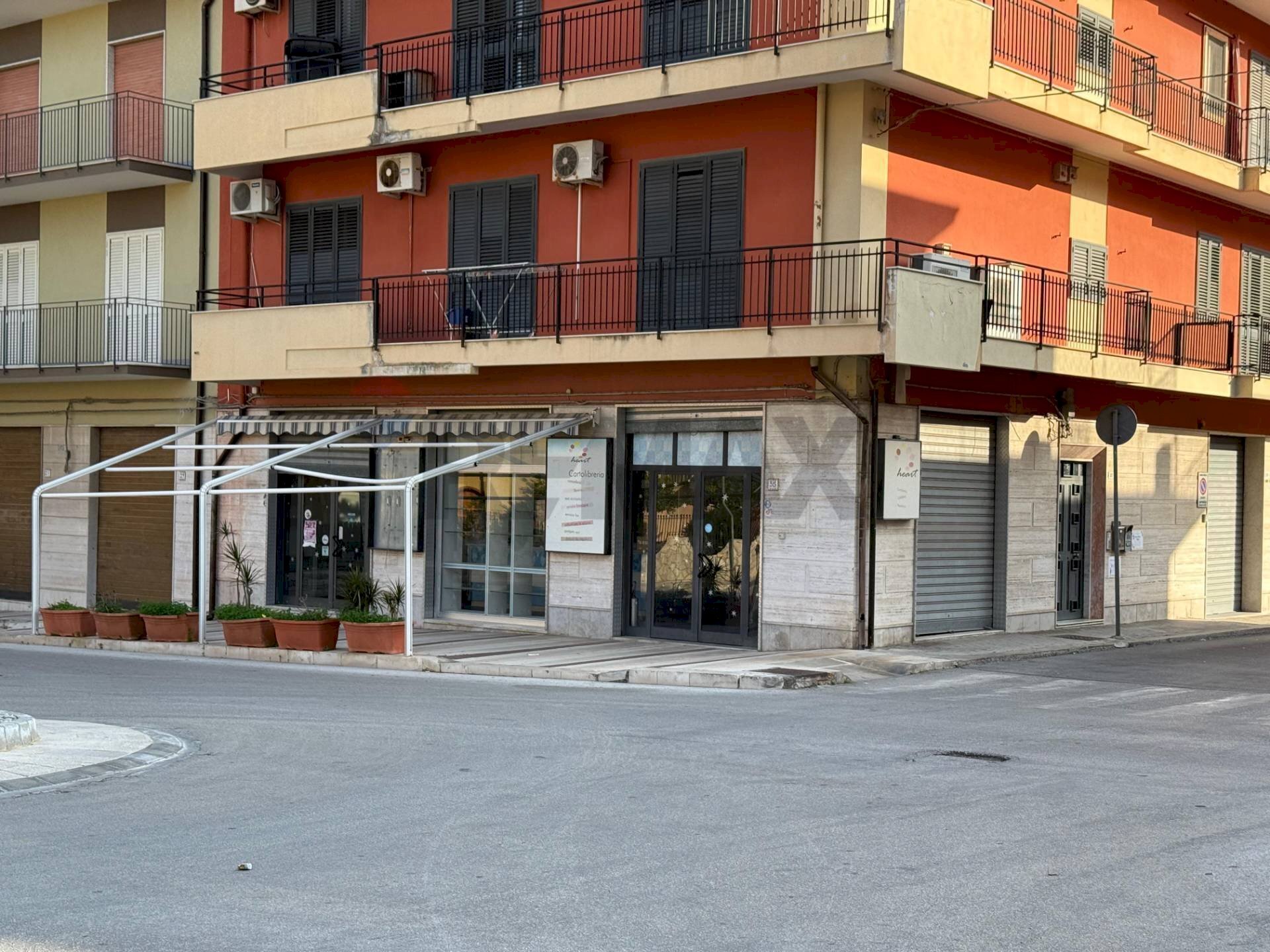 Edificio all\'aperto - Locale Commerciale viale Annunziata
 
31-33-35, Priolo Gargallo - foto 2