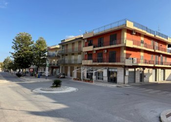Edificio all\'aperto - Locale Commerciale viale Annunziata
 
31-33-35, Priolo Gargallo - foto 1