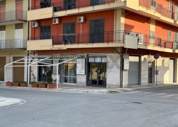 Edificio all\'aperto - Locale Commerciale viale Annunziata
 
31-33-35, Priolo Gargallo - foto 2