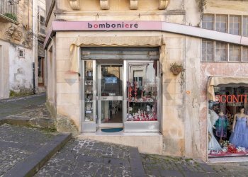 Edificio all\'aperto - Negozio via maestranza
 
31, Palazzolo Acreide - foto 1