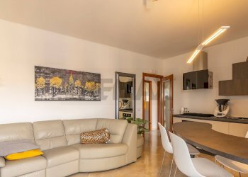 Sala da pranzo - Quadrilocale Via Edmondo De Amicis
 
56, Floridia - foto 2