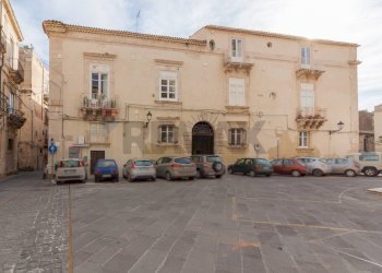 Edificio all\'aperto - Quadrilocale piazza san Giuseppe
 
1, Siracusa - foto 1