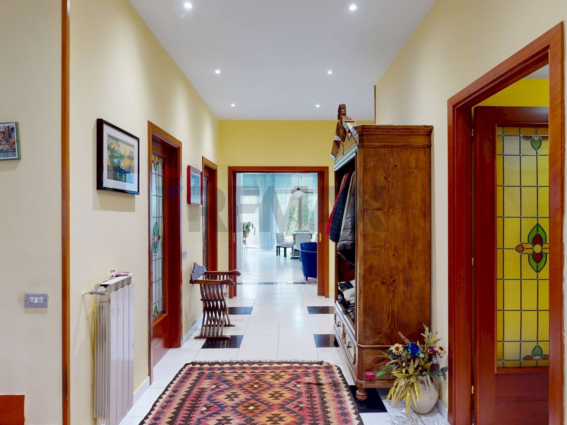 Vista ingresso/corridoio verso soggiorno/pranzo - Villa Caserta - foto 3