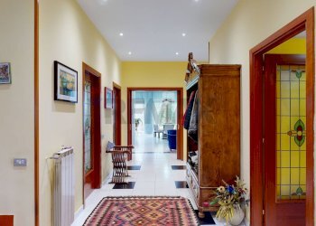 Vista ingresso/corridoio verso soggiorno/pranzo - Villa Caserta - foto 4