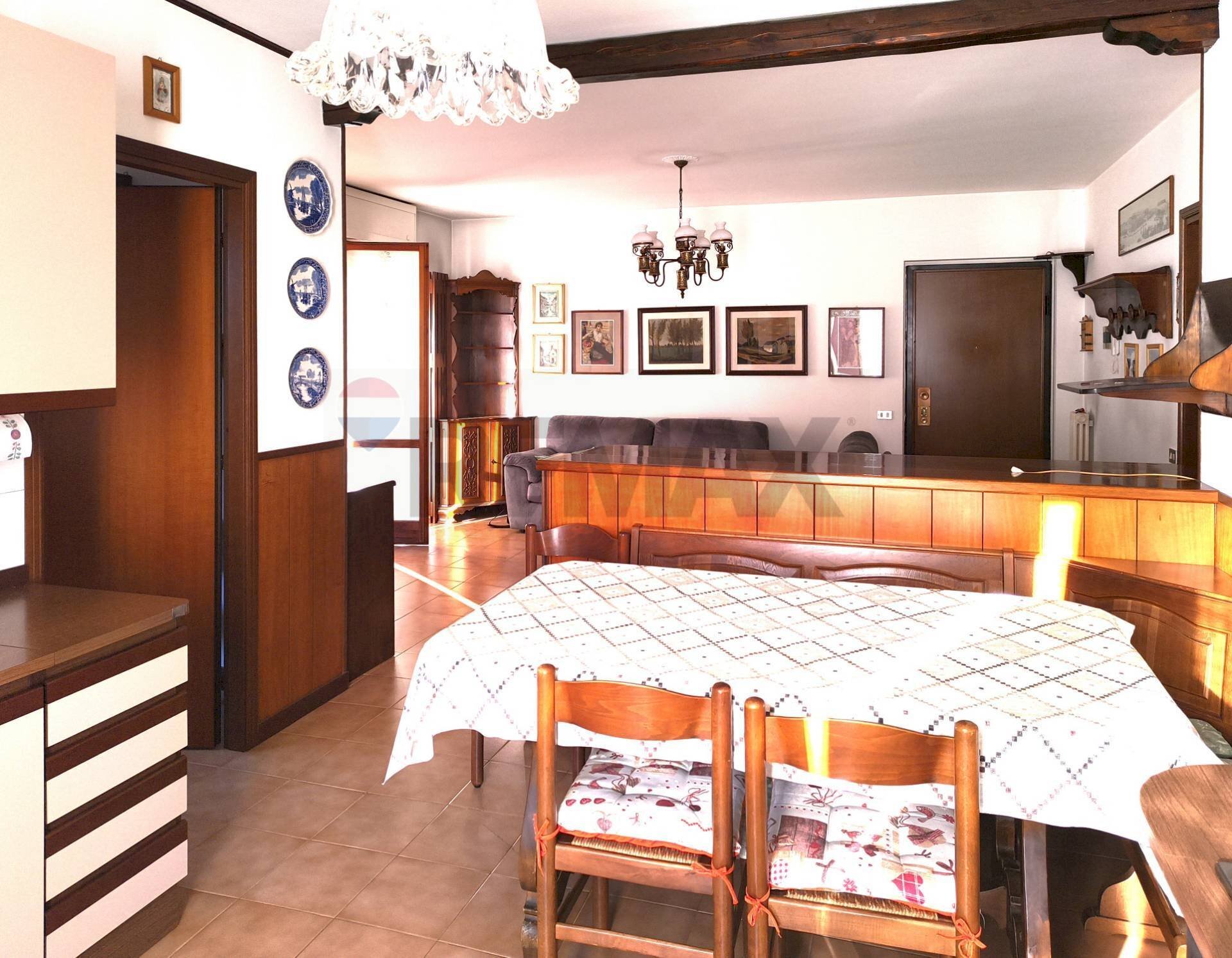 Sala da pranzo - Four-room apartment Via Divisione Acqui
 
5, Almè - photo 1