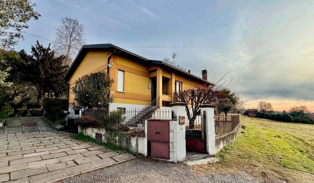 Facciata - Villa via Francesco Arese, Varese (zona Casbeno) - foto 2