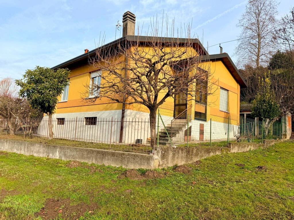 Facciata - Villa via Francesco Arese, Varese (zona Casbeno) - foto 3