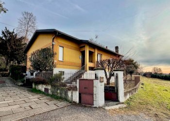 Facciata - Villa via Francesco Arese, Varese (zona Casbeno) - foto 2