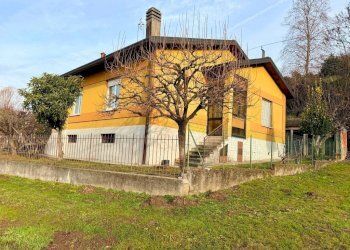 Facciata - Villa via Francesco Arese, Varese (zona Casbeno) - foto 3