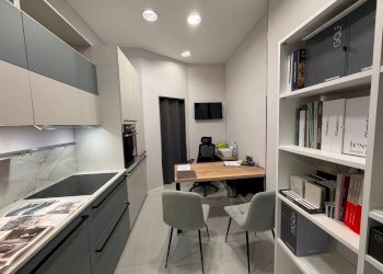Interno non residenziale - Negozio piazza Albertina, 19, Genova (zona Sestri Ponente) - foto 3