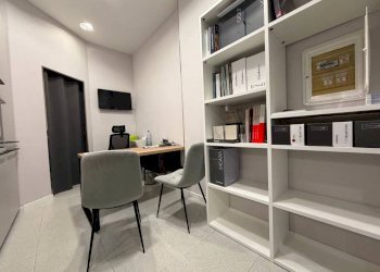 Interno non residenziale - Negozio piazza Albertina, 19, Genova (zona Sestri Ponente) - foto 8