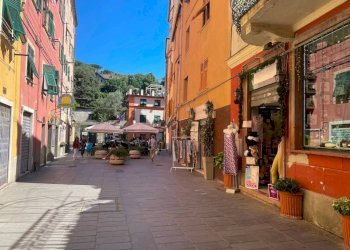 Zona - Negozio piazza Albertina, 19, Genova (zona Sestri Ponente) - foto 9