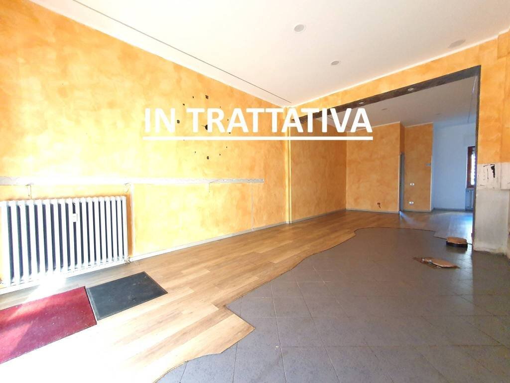 Magazzino - Negozio corso Piave, 6, Alba - foto 1