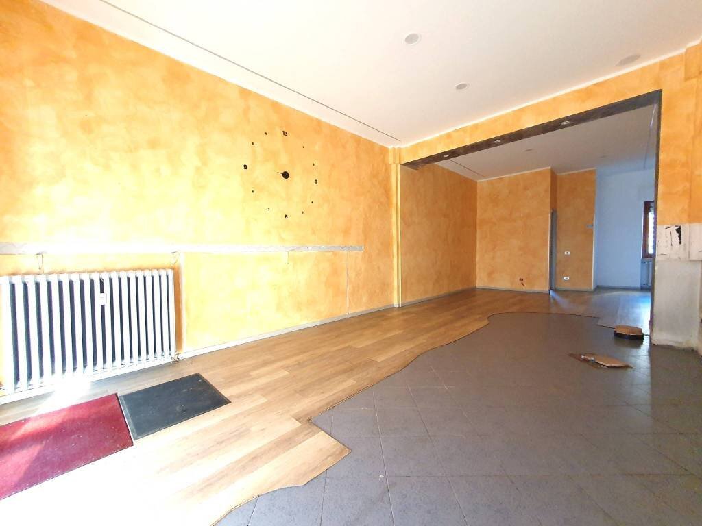 Stanza non arredata - Negozio corso Piave, 6, Alba - foto 2