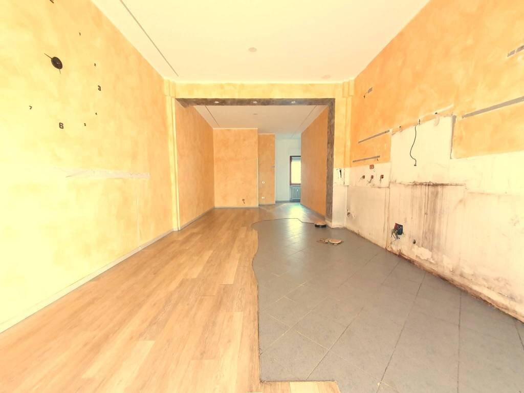 Stanza non arredata - Negozio corso Piave, 6, Alba - foto 3