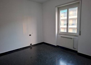 Camera da letto - Bilocale corso Luigi Andrea Martinetti, 58, Genova (zona Sampierdarena) - foto 11