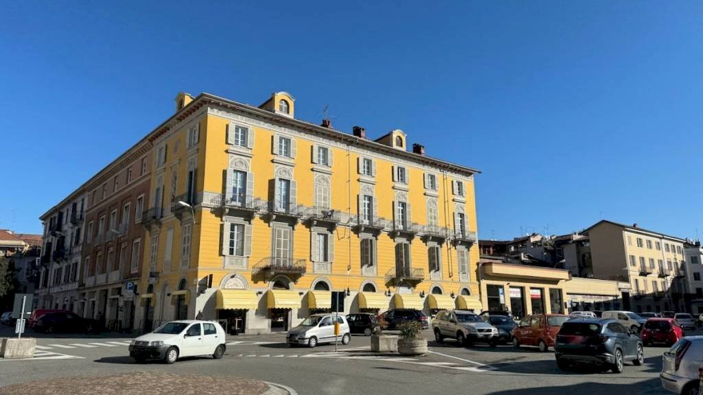 Facciata - Appartamento piazza 1 Maggio, 10, Biella - foto 1