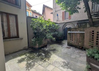 Cortile interno - Negozio via Andrea Fantoni, 1, Alzano Lombardo - foto 5