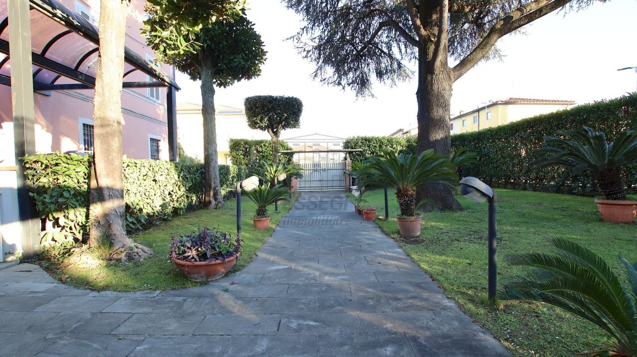 vendesi villa moderna con giardino privato lucca - Villa Via Teresa Bandettini, Lucca - foto 3