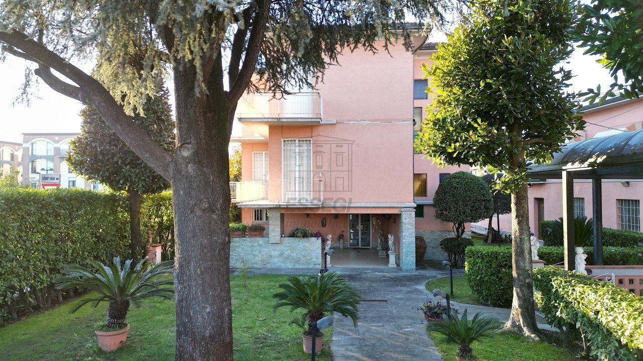 vendesi villa moderna con giardino privato luccaDJ - Villa Via Teresa Bandettini, Lucca - foto 1