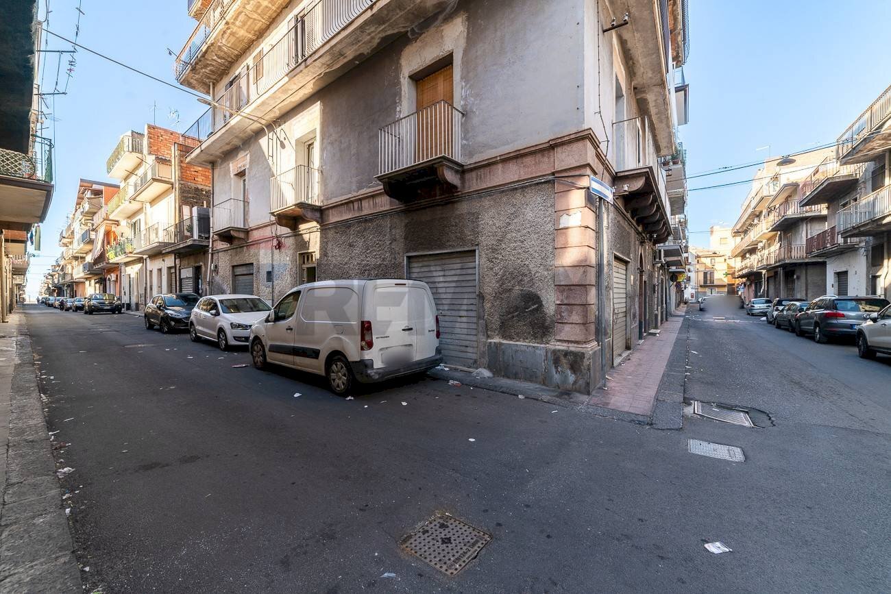 Edificio all\'aperto - Negozio Via Fiume
28, Paterno - foto 3