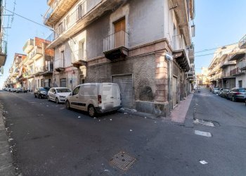 Edificio all\'aperto - Negozio Via Fiume
 
28, Paterno - foto 3