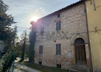 Casa all\'aperto - Casa semi indipendente Frazione Bastia
 
54, Fabriano - foto 1